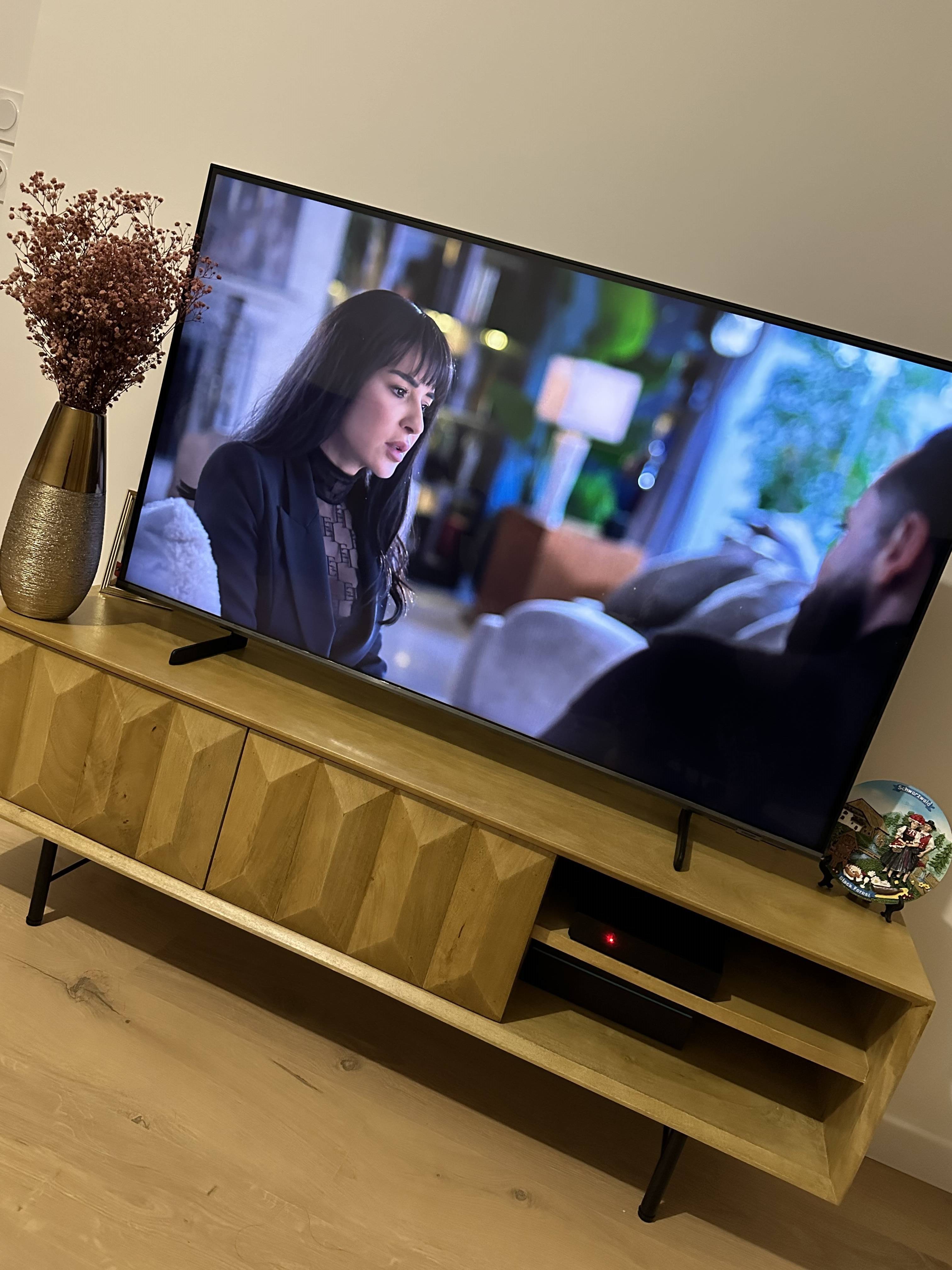 Meuble TV en bois clair manguier massif gravé et métal noir L120 cm