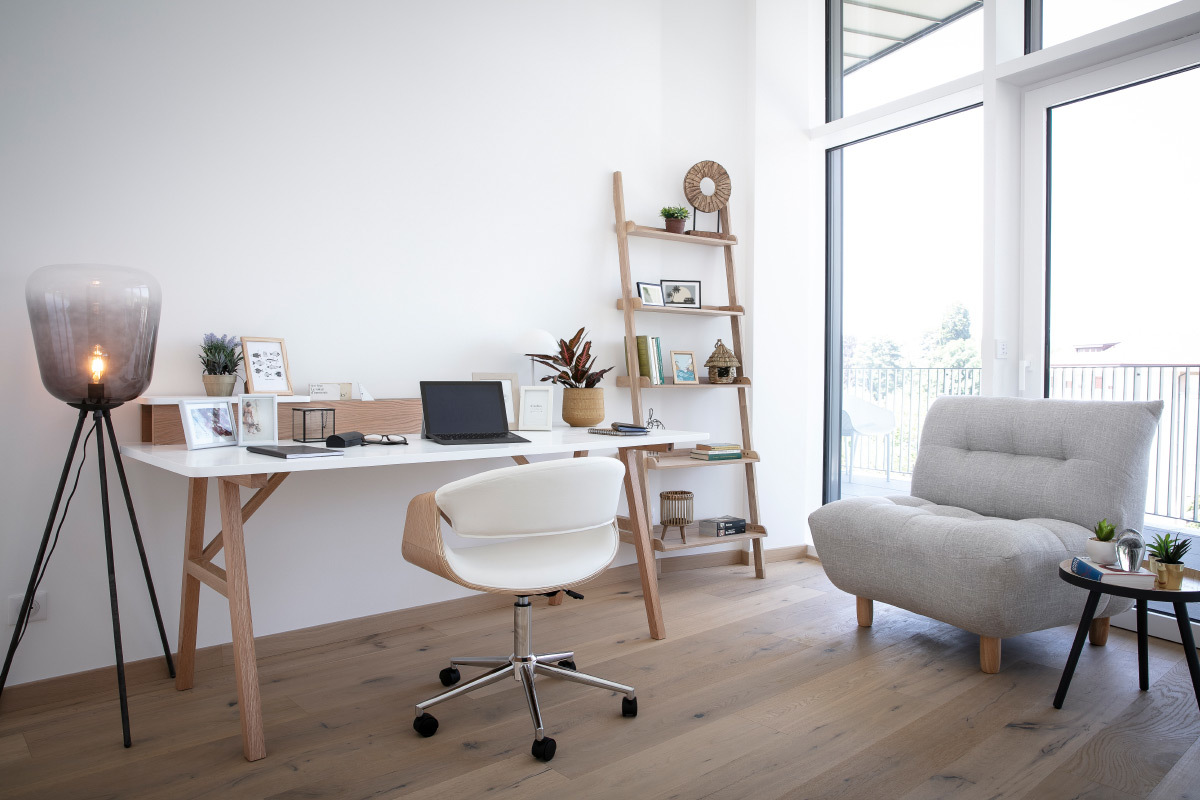 Chaise de bureau  roulettes design blanc, bois clair et acier chrom ARAMIS