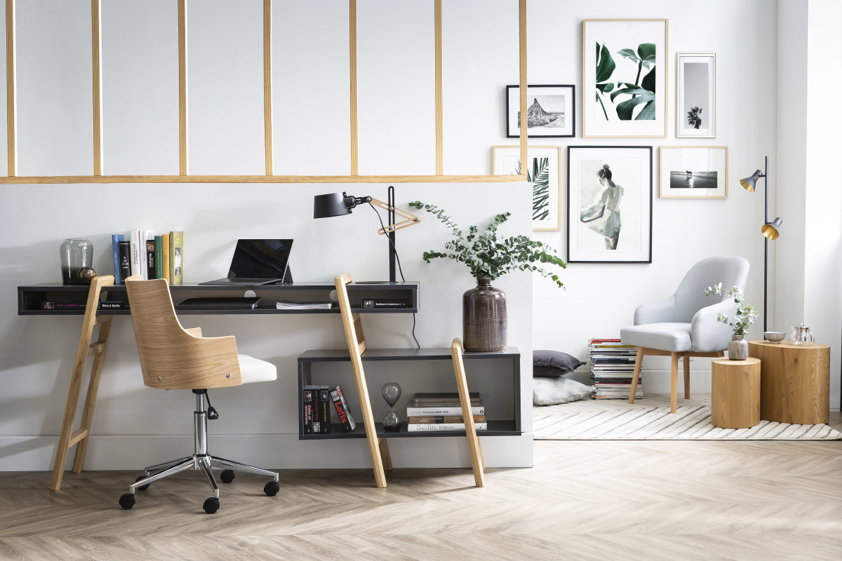 Chaise de bureau design blanche et bois clair MAYOL