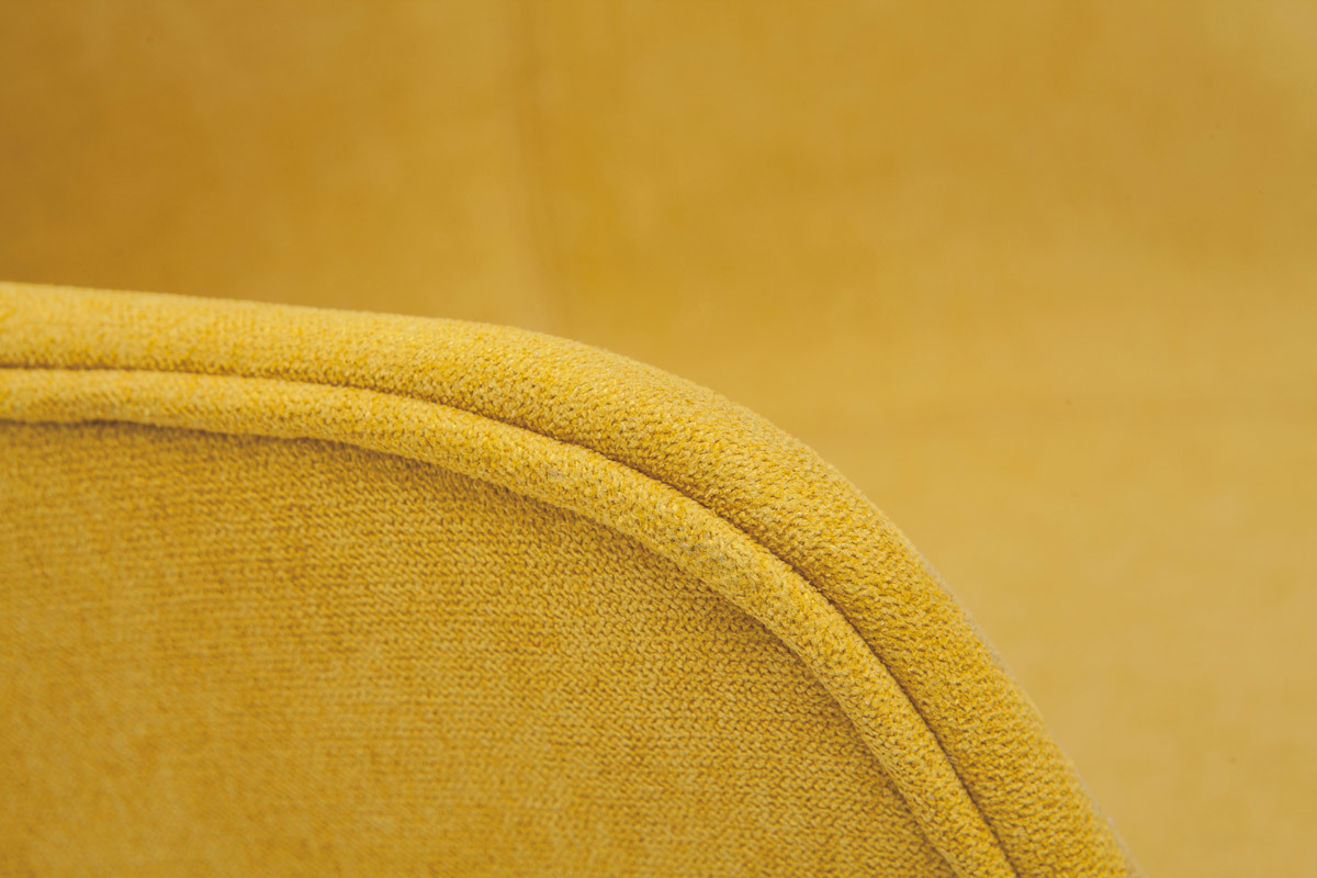 Chaise design en tissu effet velours jaune moutarde et bois clair massif AARON