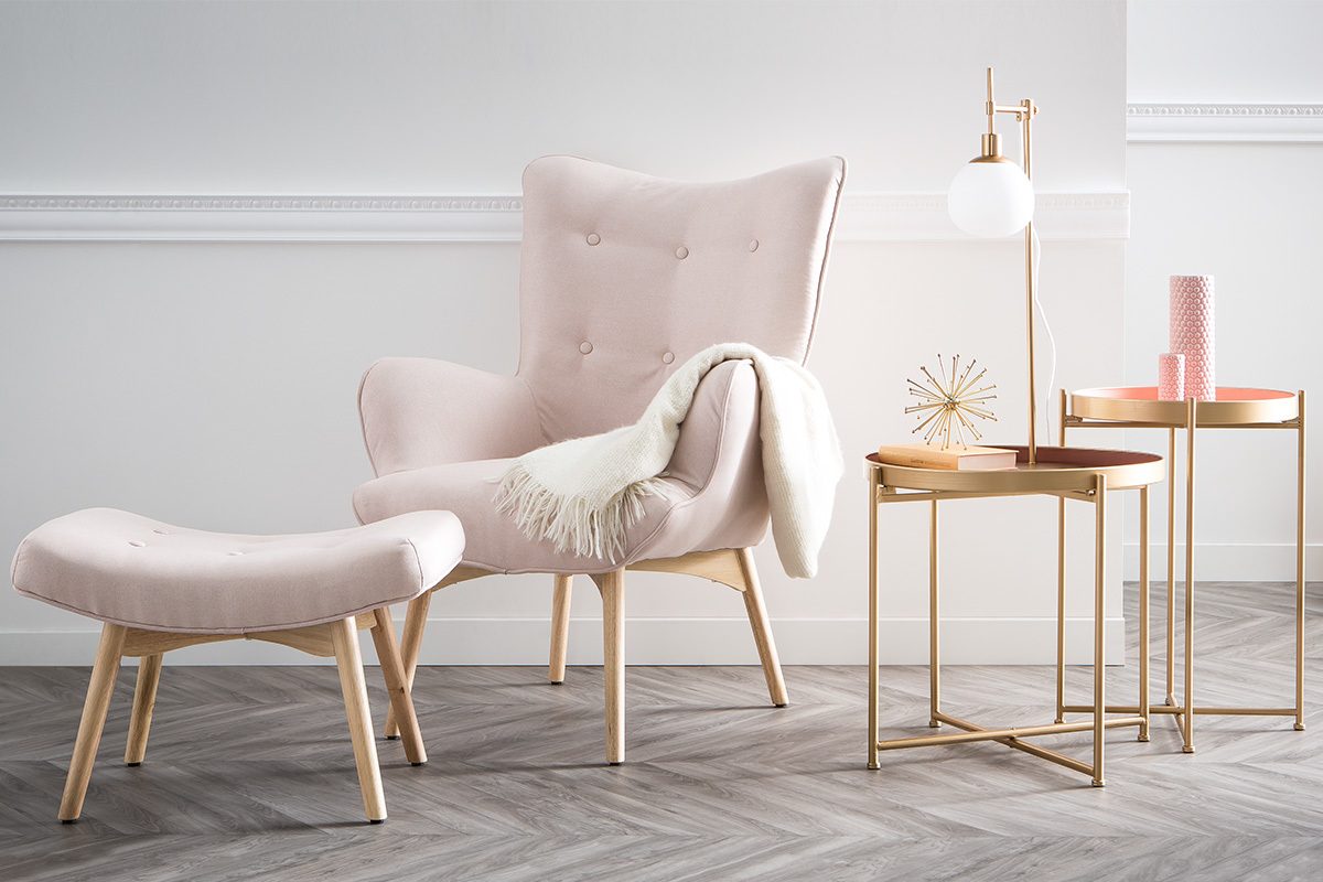 Fauteuil avec repose-pieds scandinave en tissu rose poudr et bois clair BRISTOL