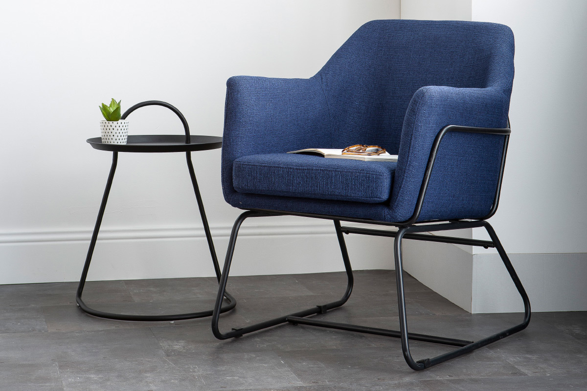 Fauteuil design tissu bleu fonc et structure mtal noir MONROE