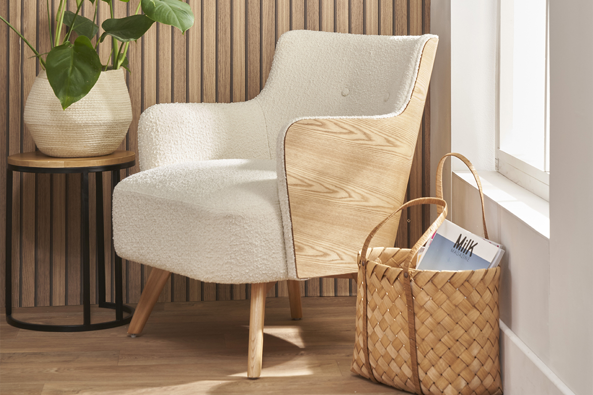 Fauteuil scandinave en tissu effet laine boucle blanc cass et bois clair VALMY