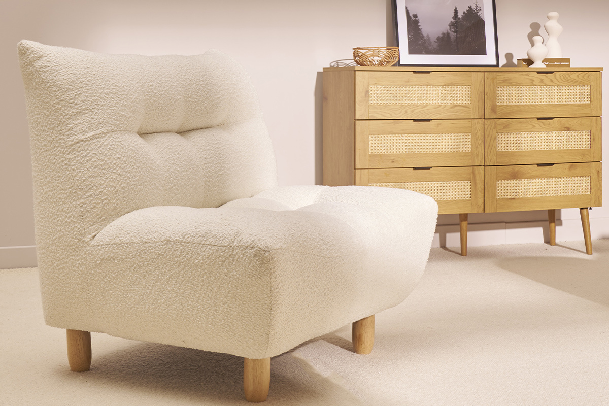 Fauteuil scandinave en tissu effet laine boucle blanc et bois clair YUMI