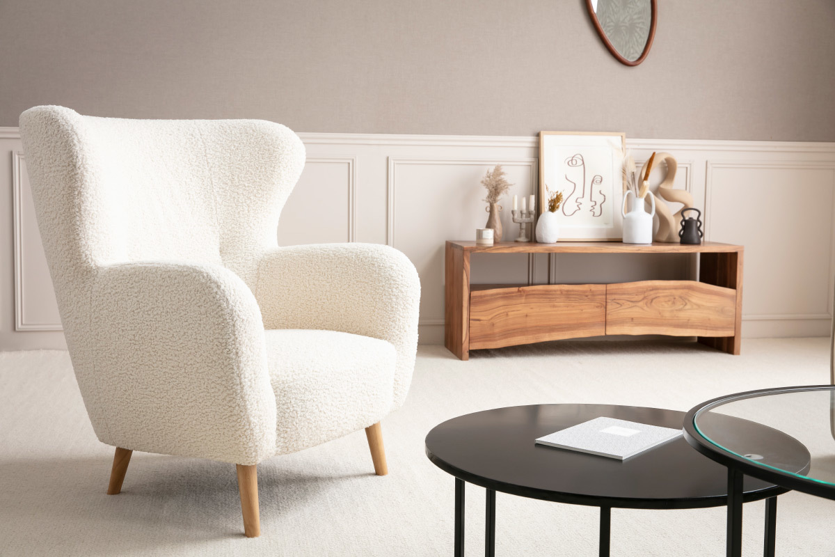 Fauteuil scandinave en tissu effet peau de mouton blanc et bois clair KORO