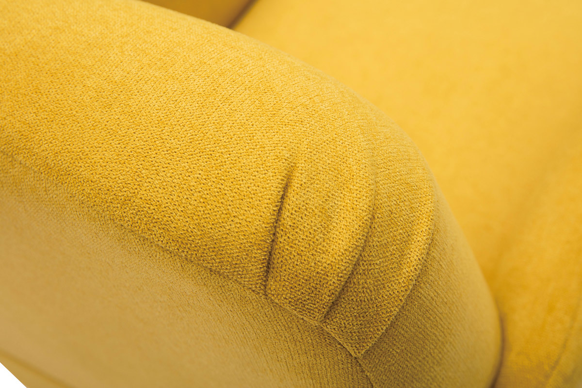 Fauteuil scandinave en tissu effet velours jaune moutarde et bois clair ISKO