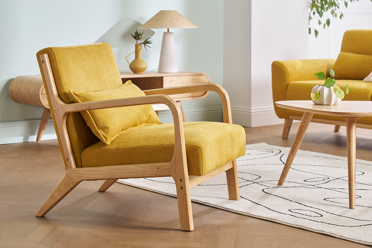 Fauteuil scandinave en tissu effet velours jaune moutarde et bois clair massif DERRY