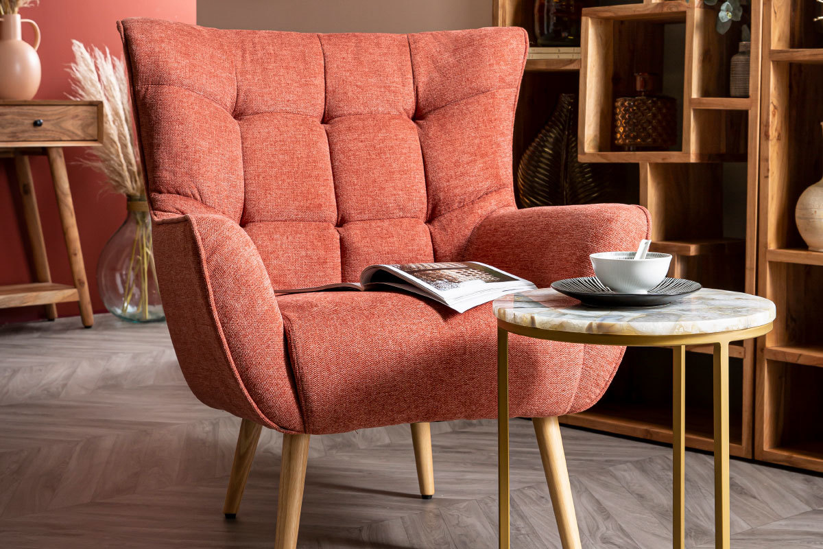 Fauteuil scandinave en tissu effet velours textur terracotta et bois clair AVERY