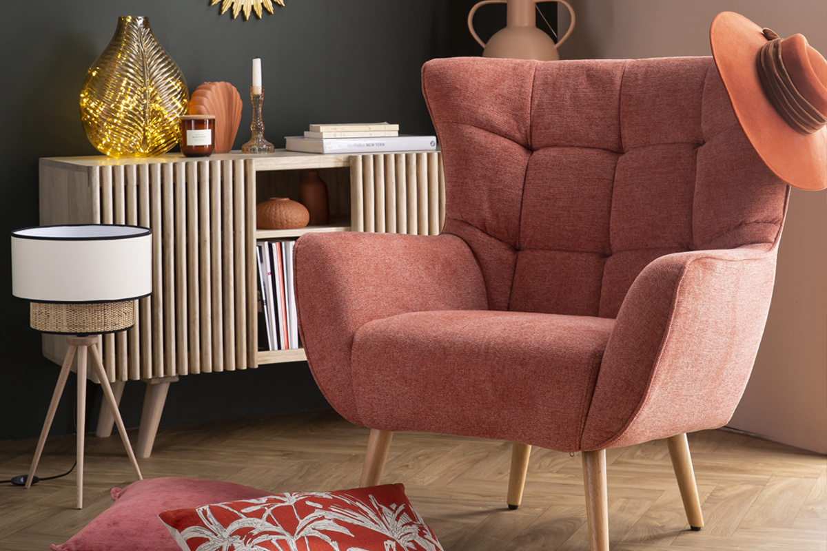 Fauteuil scandinave en tissu effet velours textur terracotta et bois clair AVERY