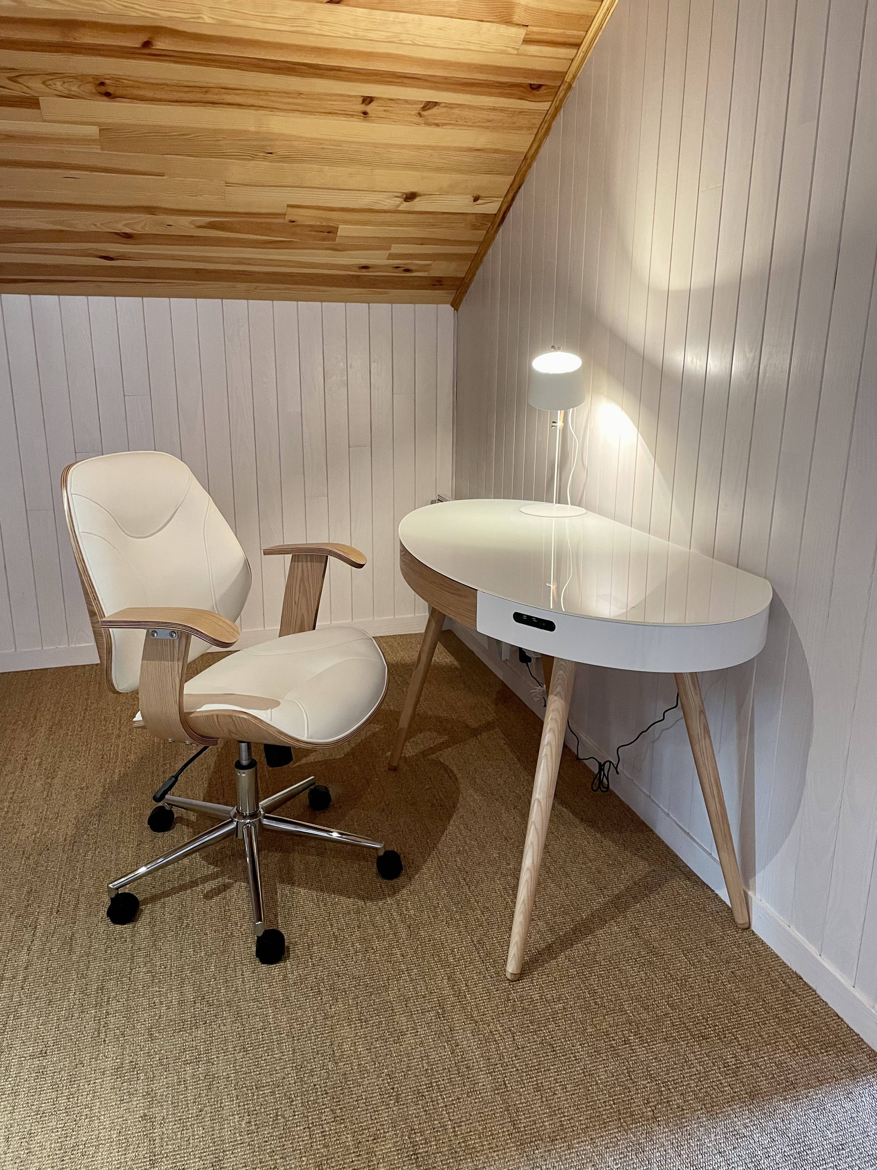 Chaise de bureau à roulettes design en tissu clair, bois clair et acier  chromé yorke Miliboo