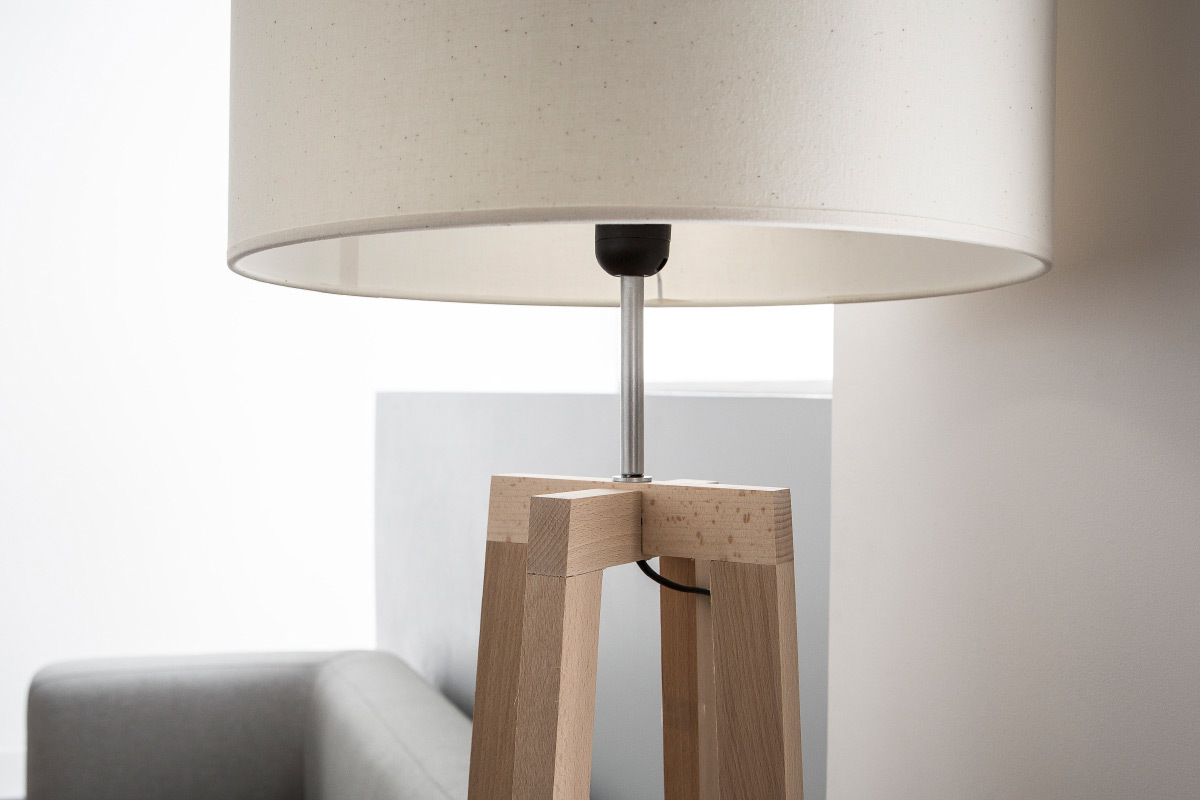 Lampadaire design avec abat-jour en tissu blanc et bois clair massif H150 cm MANON