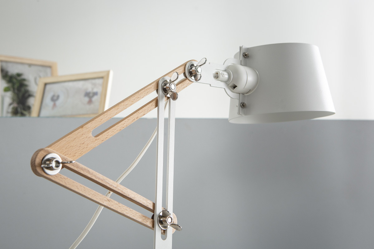 Lampe  poser design en bois clair et mtal blanc H60 cm BILLY