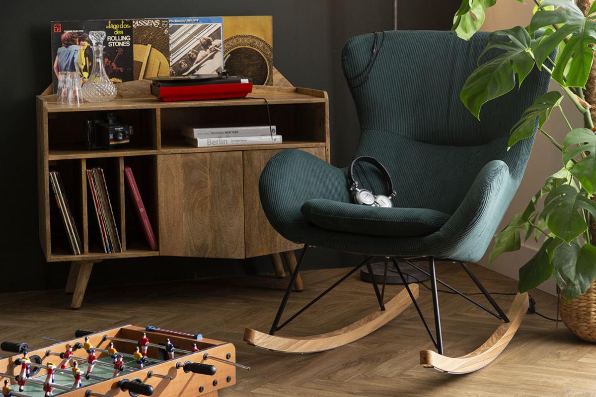 Rocking chair design en tissu velours ctel vert, mtal noir et bois clair ESKUA