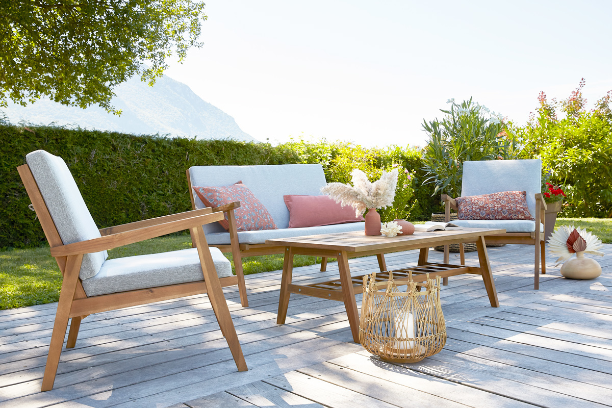 Salon de jardin en acacia massif avec coussins gris clair TIAGA