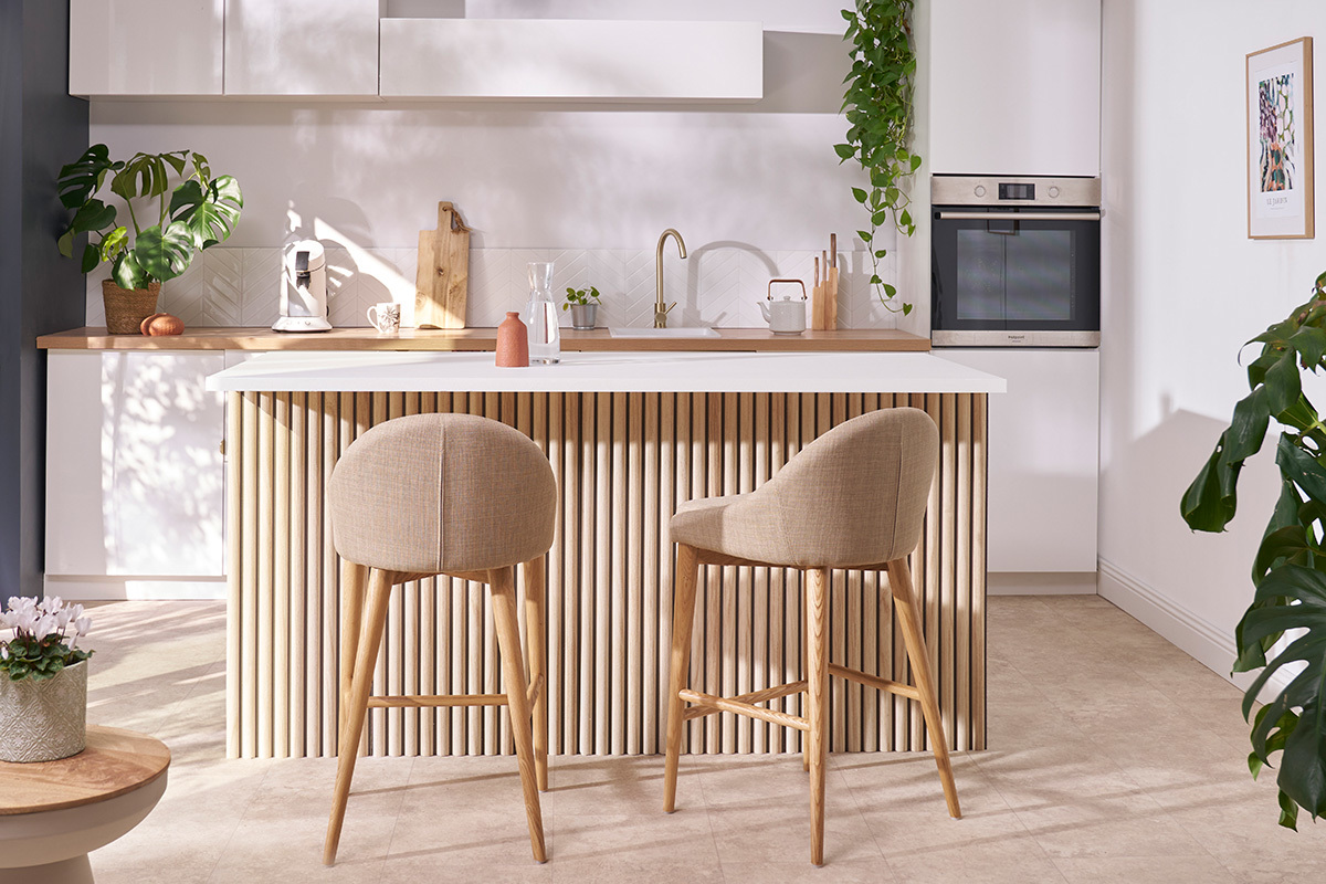 Tabouret de bar design en tissu beige et bois clair 65 cm DALIA