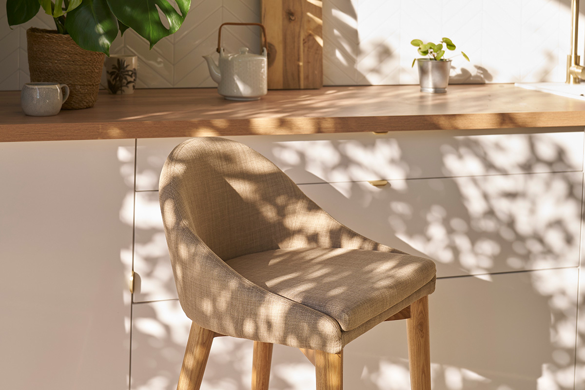 Tabouret de bar design en tissu beige et bois clair 65 cm DALIA