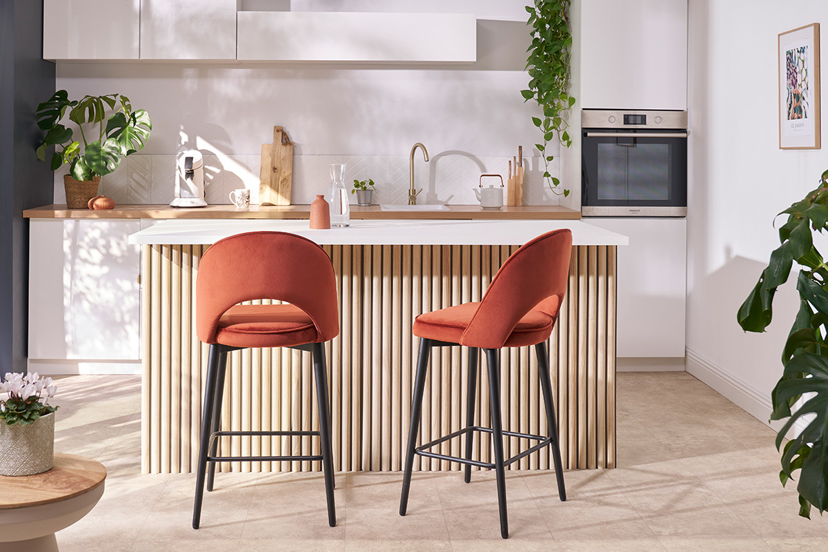 Tabouret de bar design en velours terre brle et mtal H69 cm BELLEROSE