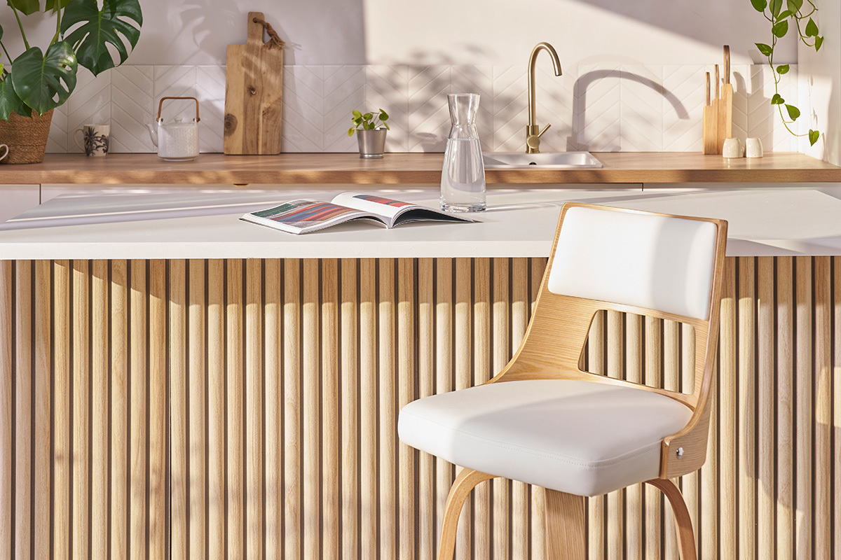 Tabouret de bar scandinave pivotant blanc et bois clair GARBO