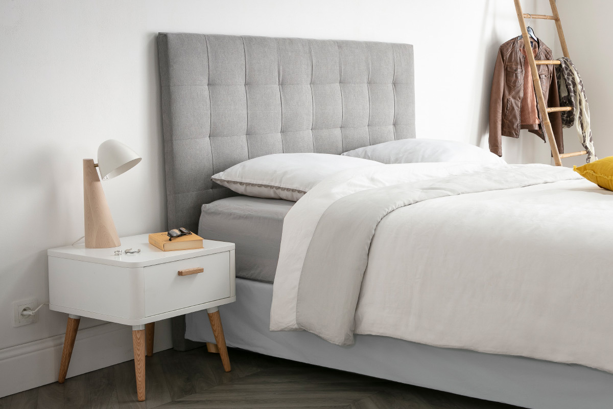 Tte de lit capitonne en tissu gris L160 cm HALCIONA